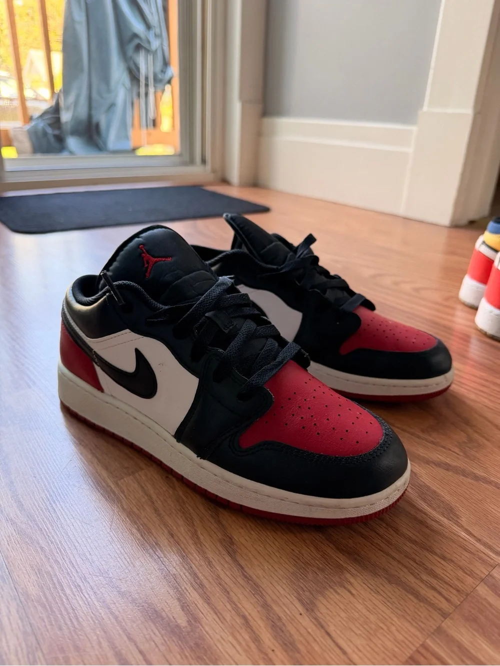 Jordan Kids Low-Top Sneakers in Black, White & Red
